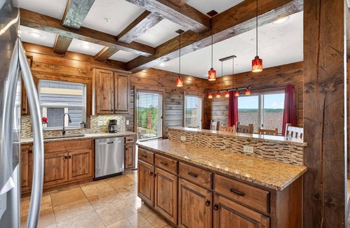 Indian Point House | Lakefront Cozy Stay Dock Access, Pickleball & Mini Golf Close to Silver Dollar City