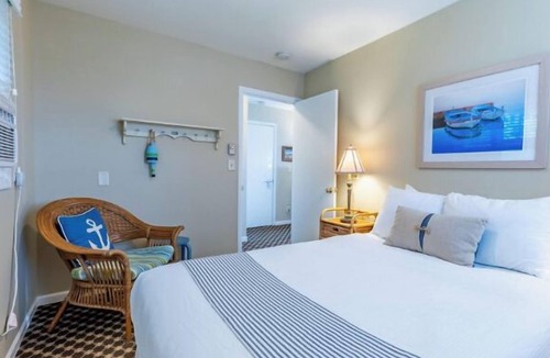 Whitehall Resort | Lakefront king bed, double bed and sofa sleeper