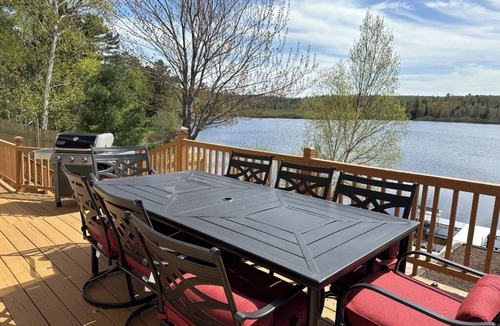 Christmas House | Lakehouse near Pictured Rocks, with Hot Tub, walking distance to Casino & Bars!