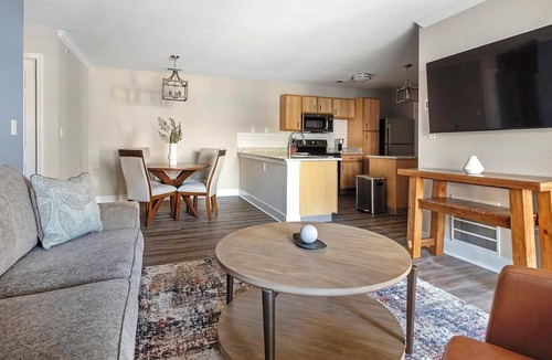 Eureka Apartment | Landing | Amazing 2BD, Pool, Gym