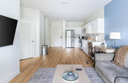 Bellview Apartment | Landing | Beautiful 1BD, Pool, Gym