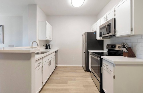 Greenbell Apartment | Landing | Chic 1BD, Pool, Gym