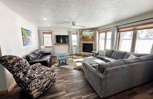 Au Train House | Large 5 bedroom Lodge on the Beach at Northwoods Resort