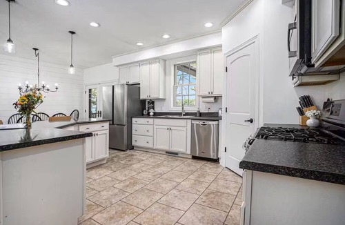 East Leroy House | Large Lakefront Home - All Sports Lake - Kayaks - Firepit- Sunsets - New!