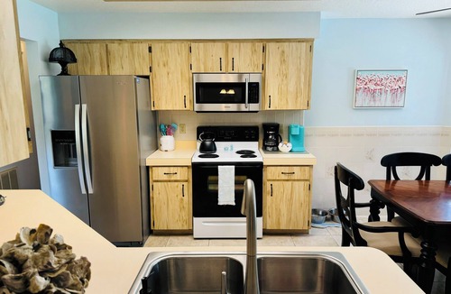 Spring Hill House | Large Pool Clean & Comfortable Split Floorplan KING Beds!