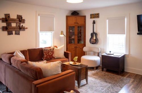 Leipers Fork House | Leipers Fork Village Bungalow with Hot Tub & Firepit