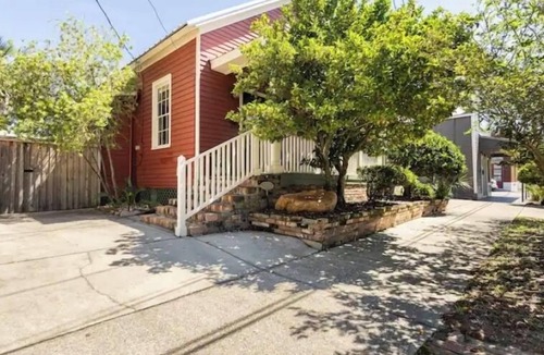 Old East Hill House | Little Red House Great spot for Downtown Events!