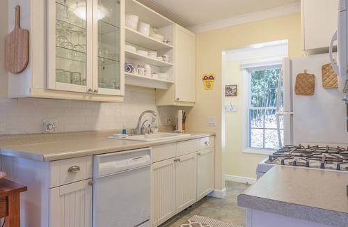 Douglas House | Little Stuga - Cute cottage - minutes from downtown and Oval Beach!