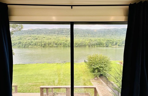 Chattanooga House | Located directly on the Tennessee River and minutes from downtown Chattanooga!