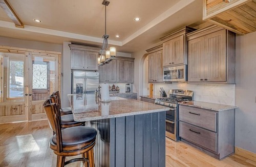 South Fork House | Lodge-style home with striking mountain views, fireplaces, & hot tub