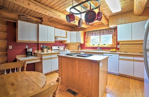 Bend House | Log Home w/view, Ping Pong, Cornhole, Gas FirePit!