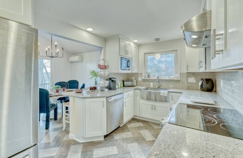 East Irondequoit House | Lovely 4 bedroom home, Cozy with Bay views. Quiet, Convenient to all Rochester