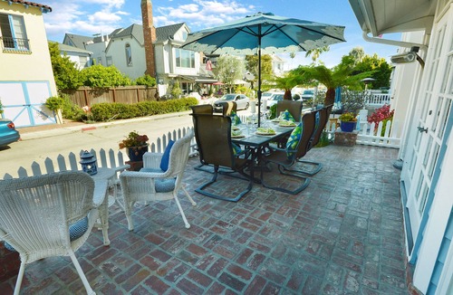Balboa Island House | Lovely, Clean Island Home, Quiet Location, A/C, 1 Minute Walk to Beach, Garage