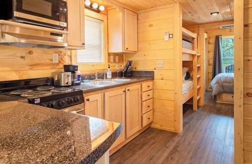 Lookout Valley Neighborhood Association Cabin | Luke Bunk Tiny Cabin, Hot Tub, Mountain & Cityside