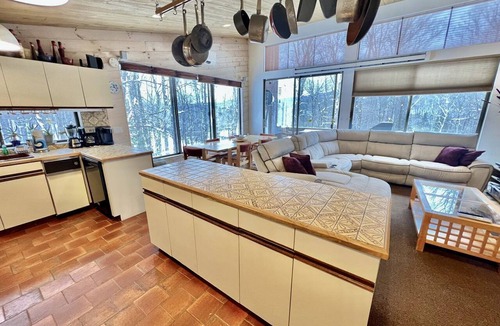 Forest Farms Cabin | Luminous Cabin Ideal for Families or Groups in Vermont