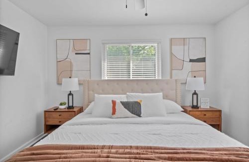 Westwood Villa | Luxury 5BR Cincinnati, Sleeps 12, Crib, Home Gym, Fenced Backyard