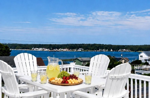 Waterford House | LUXURY COASTAL RETREAT | Walk to Beach. Pool & Sunsets | Sleeps 12