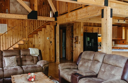 Carbondale Cabin | Luxury Log Cabin w/Hot Tub Near Carbondale