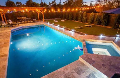Trail West House | LuxuryOasis HtdPoolHotTubFire PitGolf OldTown