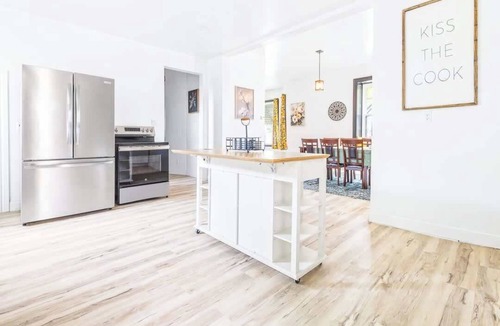 Niagara Falls House | Massive 11BR Home Ideal for Reunions