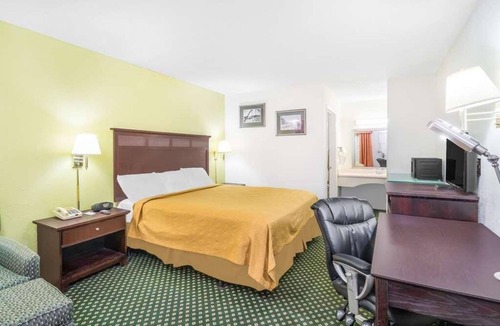 Lookout Valley Neighborhood Association Hotel | Maximum Comfort! Free Parking, Seasonal Pool, Short Drive to Coker Tire Museum!
