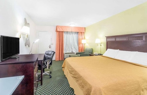 Lookout Valley Neighborhood Association Hotel | Maximum Comfort! Free Parking, Seasonal Pool, Short Drive to Coker Tire Museum!
