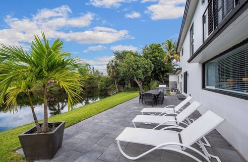 Birch Park Finger Streets House | Mid-Centrury Oasis | 1 Block to Ft Lauderdale Beach