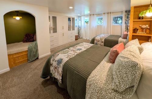 Lansing House | Midcentury Riverfront Retreat