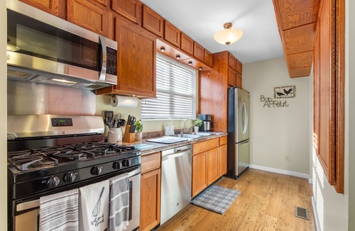 St. Charles Historic District House | Minutes from Main Street - Updated House w/4 Patios, Private Parking & Trolley