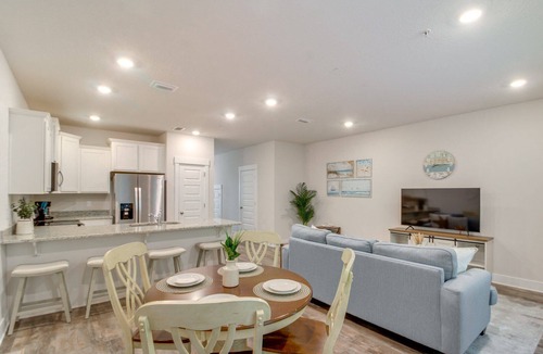 Pine Forest House | Modern 3-Bedroom Townhome with Pool Access