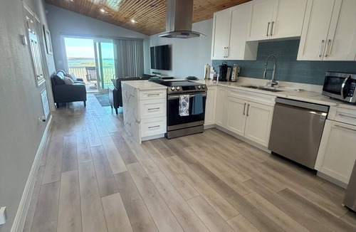 Spring Hill House | Modern Beach house 2 minutes walking distance to Pine Island