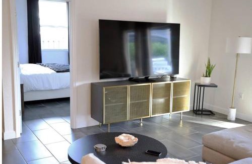Dania Beach House | Modern & Bright Retreat by the Beach, Airport & Casino! Pool & Jacuzzi!