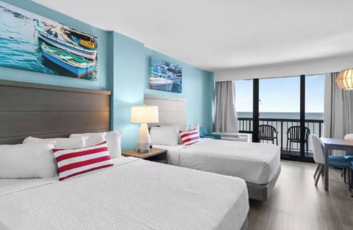 Myrtle Beach Hotel | Modern Condo with Queen Bed, Onsite Swimming Pool, Hot Tub, and Gym Access