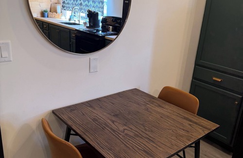 Iron Mountain Apartment | Modern & Cozy Downtown Retreat