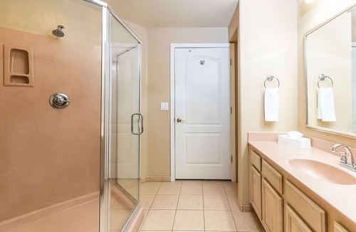 North Scottsdale Hotel | Modern Elegance in the City! Outdoor Swimming Pool, Full Kitchen, Free Parking!