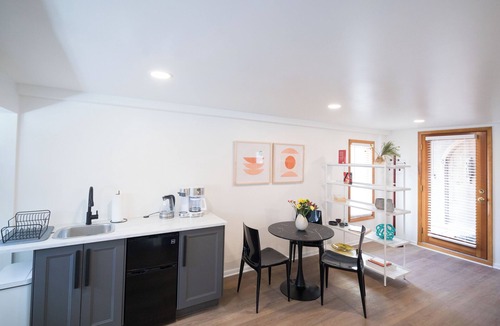 Bryant Pattengill East Apartment | Modern home in the oaks