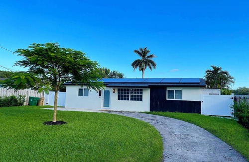 Davie House | Modern lakeside pool home near hardrock and fll airport