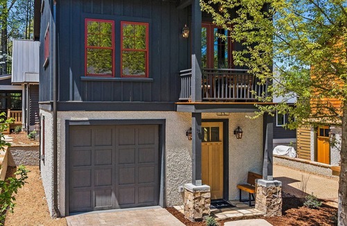 Cheshire Cottage | Modern Luxe Cottage in Cheshire w/mountain views! 1 mile to Downtown!