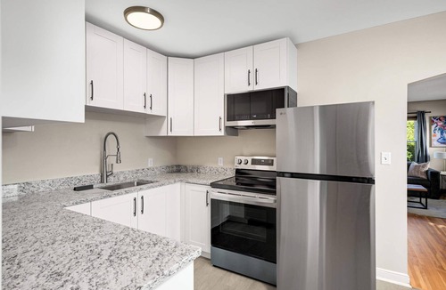 Kenny Apartment | Modern Pet-Friendly Kenny 1 bedroom # 1 Private Renovated Garage Wi-Fi