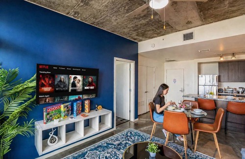 Evans Churchill Apartment | Modern PHX Apt w/Pool, Gym, Balcony + W/D