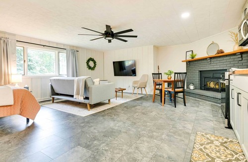 Ballston Spa Apartment | Modern Studio < 13 Mi to Saratoga Racetrack!