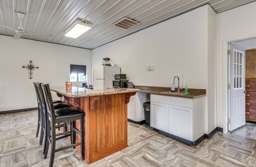 Montrose Apartment | Montrose Studio Getaway w/Covered Patio