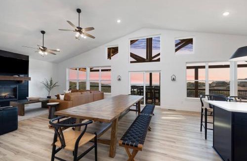 Indian Point Apartment | Moonstone Lodge Lake Views Sleeps 28 GolfSim Pup Friendly