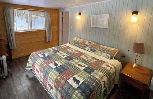 Au Train Cabin | Moose Lodge with AuTrain Lk and beach access