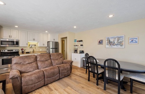 Boyne Falls Condo | Mountain Villa Condo 355 M| Short Walk to Slopes | Community Pool