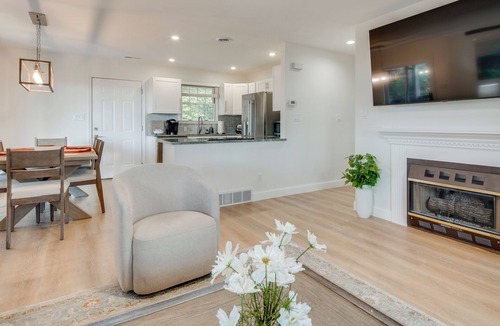 Laurel Park House | Mtn-View Deck! Modern Retreat Near Jump Off Rock