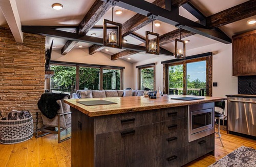 Big Cedars Cabin | Near Big Cedar-Walkable Fun-Lake View-Hot Tub-Modern Luxury Decor-Free Attraction Tickets!