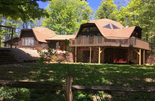 Williamsburg House | Nestled in forest with private hiking trails. Near horse show, beaches & golfing