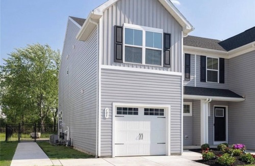 Lackawanna House | New, central spacious stadium townhome in West Seneca. Fully furnished, WiFi, AC