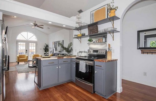 East Hill House | NEW! Elegant White House Near Downtown